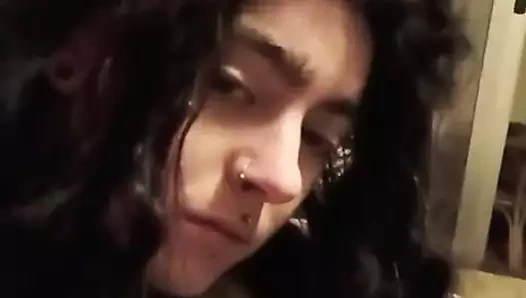 Kirli pirsingli latin