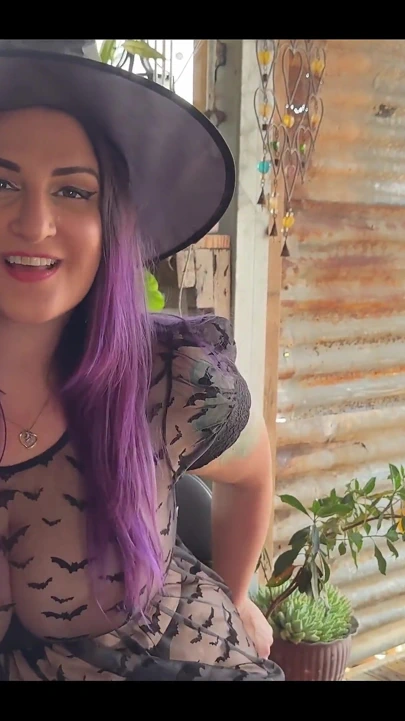 Cadılar bayramı ikramı tek başına fışkırtarak büyülemeyi sikiyor