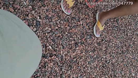 Zenci orta yaşlı seksi kadın parlak kalçalı bacaklar ve güzel pembe ayak parmakları