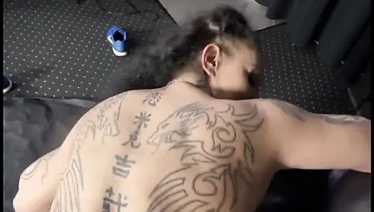 Dövmeli orta yaşlı seksi kadın büyük yarakla ağzına boşalıyor