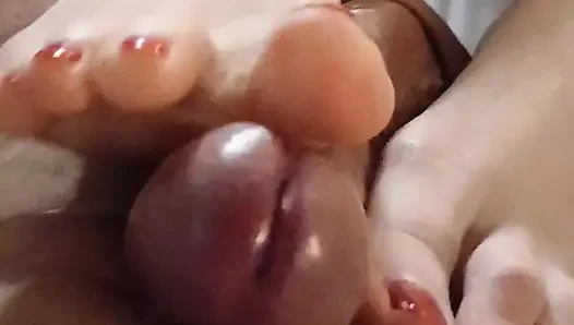 Kelly, Dominik'in yarağını fışkırtarak orgazma ulaştıran teknik bir ayakla muamele çekiyor.