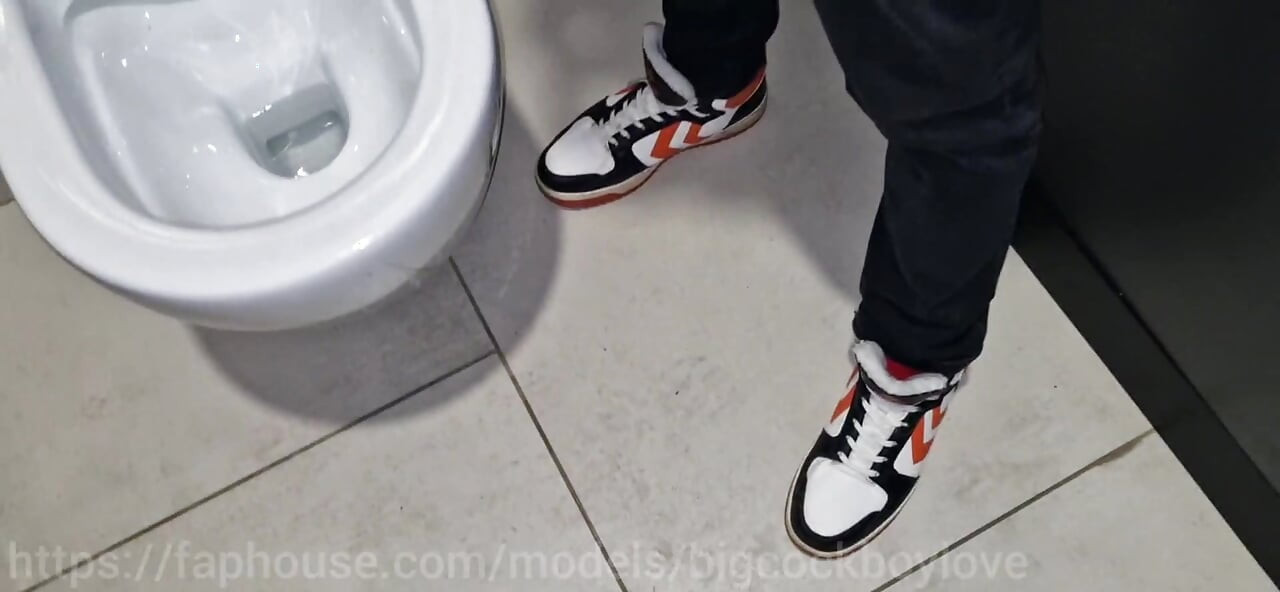 Handsome passerby in a shopping mall sucks a man's huge cock toilette with cum!