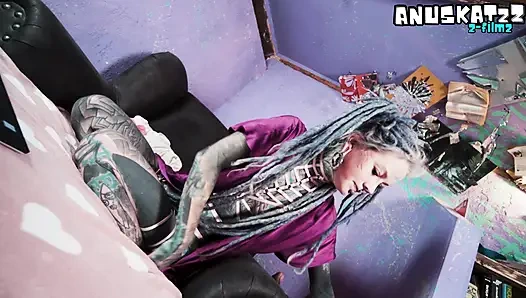 Dövmeli dövme tanrıçası derin anal oyuncak mastürbasyonu yaşıyor