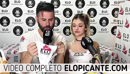 MILE GOMEZ BAHARATLı ODADA GÖTÜNÜ GÖSTERIYOR