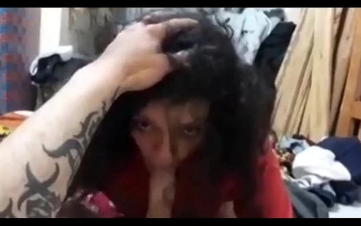 Yaşlı kadın genç bir adamın yarağının tadını çıkarıyor