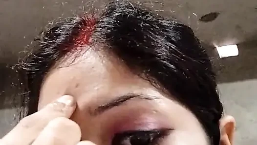 Kocası ofise gidiyor, sonra Hintli evli kadın çıplak vücudunu gösteriyordu