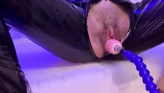 Lezzetli sarışın seks makinesiyle sert seks yapıyor ve sonunda boşalıyor ve fışkırtıyor