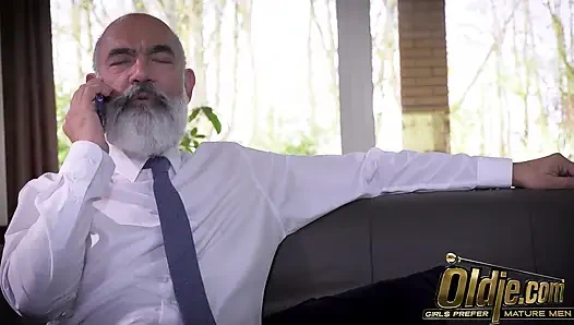 Mia De Vil делает первый ход
