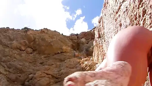 Ateşli Alman sarışın kadın göğüsleri ve ıslak amcığıyla bir yarağı memnun ediyor