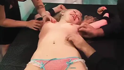 Küçük Fransız kız gıdıklıyor! Eloine ve sahibe Chloe ile! Par 2 / 2