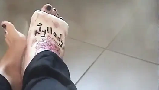 Uzun bacaklı ve... Yalınayak