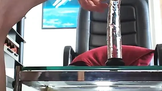 9 inç cam dildoyla oynuyor