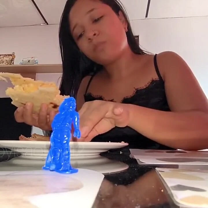 Giantess, küçük erkekler bu sabah kahvaltım