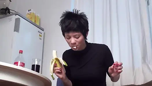 İyi evcil hayvan yere atılan muza itaat ediyor ve yiyor