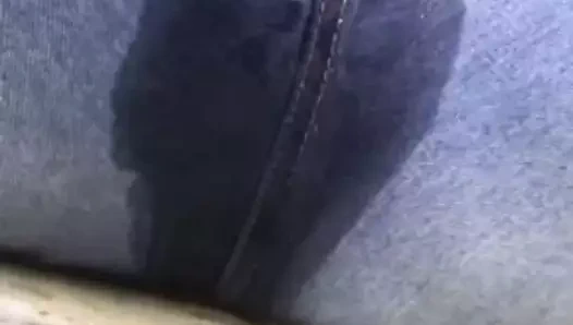 Bu kızdan büyük çiş - kıyafetlerinin her yerine idrar yapıyor