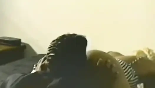 Azgın zenci hatun büyük bir zenci yarağı alıyor