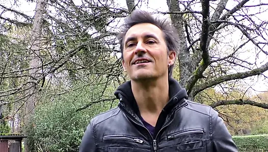 Seksi sarışın işiyor ve sert sikişiyor