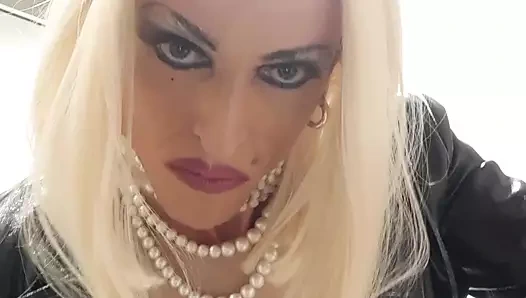 Azgın sarışın. Zevk almak