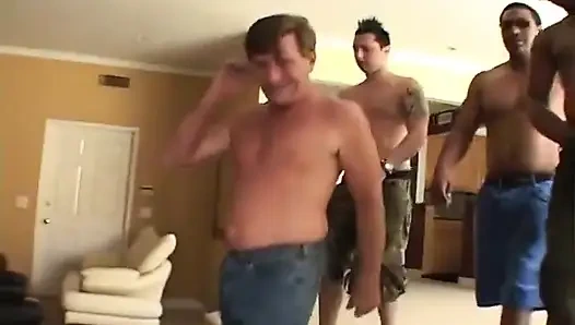 Ateşli sarışın kadın onları emdikten sonra iki canavar yarağı deliklerine sokuyor