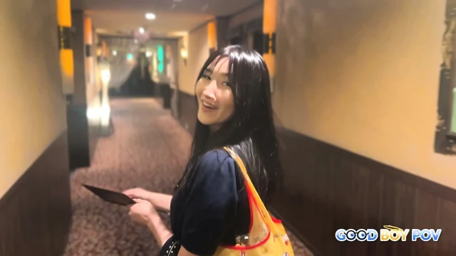 Sıcak minyon Japon öğrenci, seksi İngiliz öğretmenini dersini çıplak yapması için ikna ediyor.