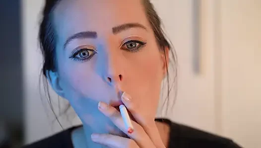 Minyon kızla şehvetli yakın çekim sigara içiyor