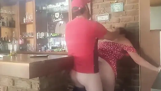 Esmer orta yaşlı seksi kadın arkadan sikiliyor