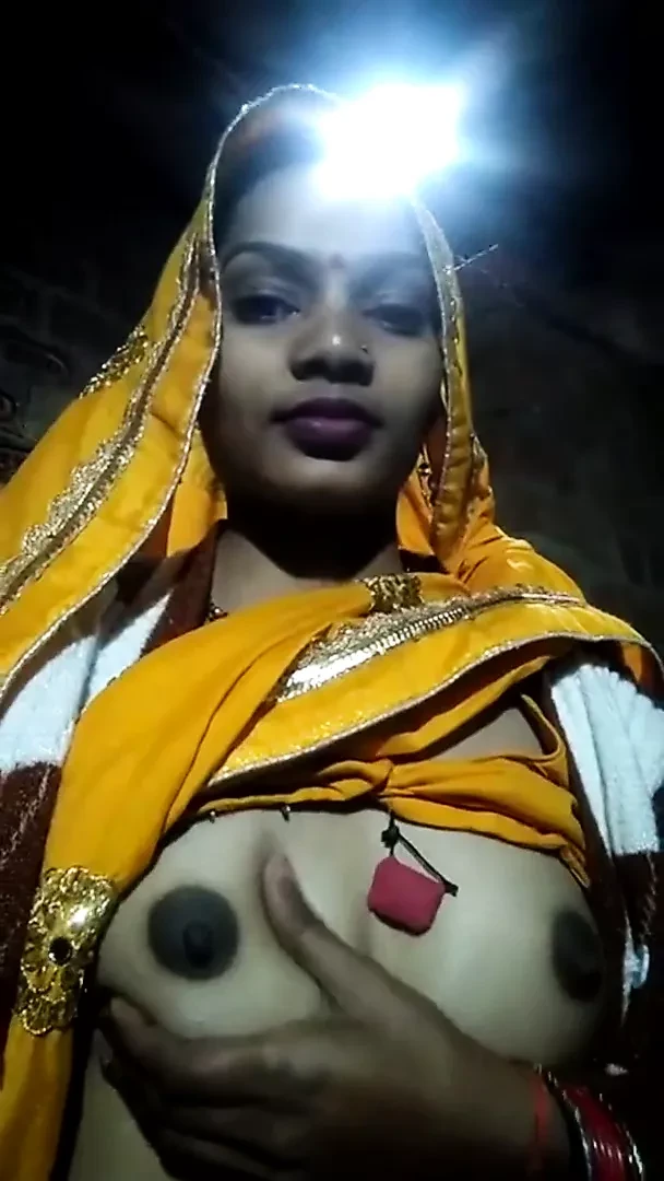 Bhabhi Shows Boobs