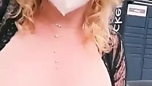 Nackt an Packstation Titten gezeigt und Vibratorei in Muschi