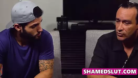 Eveline müzisyenlerin horozundan memnun değil, bu yüzden onu aldatıyor