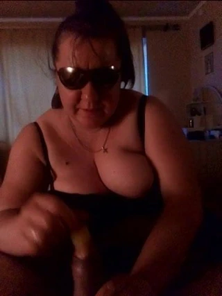 Kız ilk kez üretra parmaklıyor ve tekmeliyor