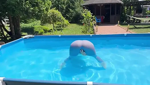 Nefesimi havuzda su altında tutarken dildo sikişi ve dildo sakso