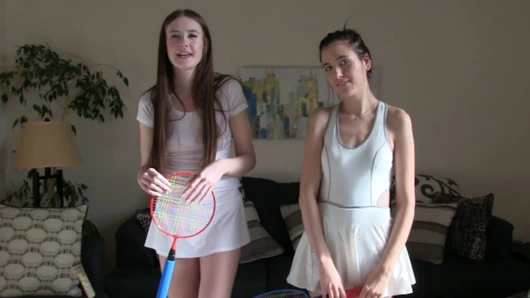 Her iki kız da onu emmek yerine birbirlerini memnun etmeye karar verir