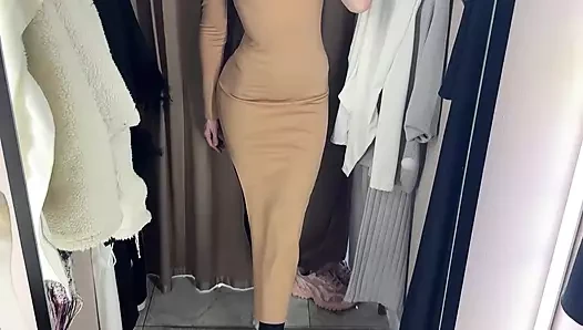 Ateşli sıkı elbiseli sarışınla alay ediyor