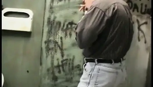 Sürtük orta yaşlı seksi kadın amına döl yalatıyor ve amını parmaklıyor ve sonra sikişiyor