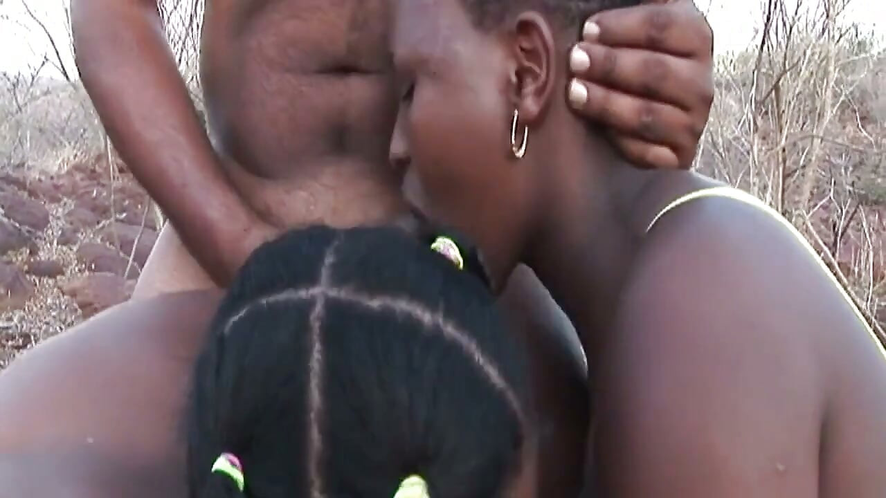 İki doyumsuz Afrikalı orta yaşlı seksi kadın iki sert yarağı boşaltıyor