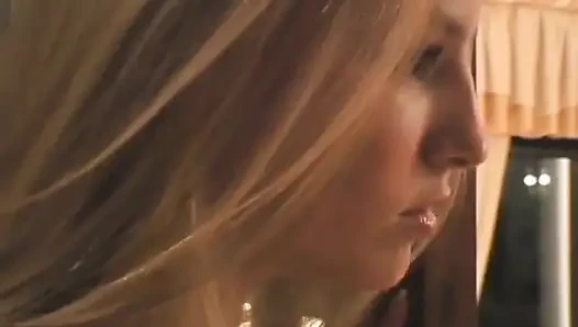 Azgın sarışın hatun göğüslerini emdiriyor ve sonra sikiliyor