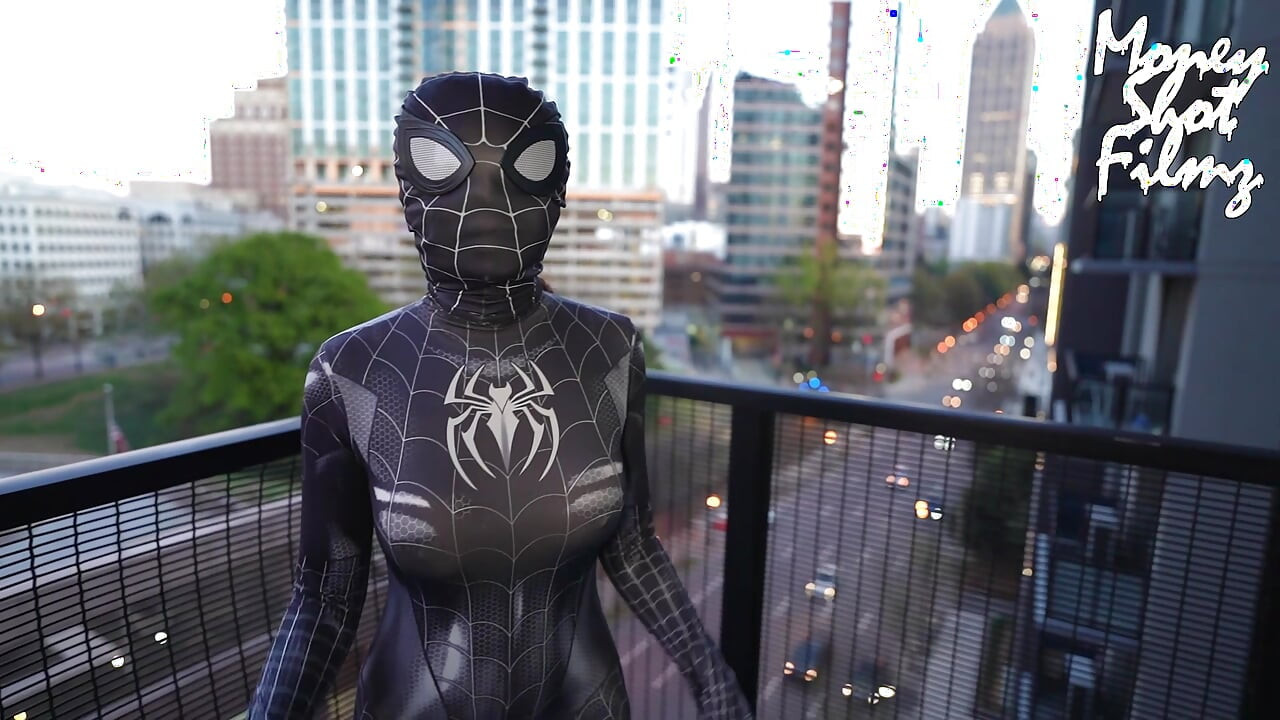 Diş telli Cosplay Genç Kız Creampie ve Dev Yüz Boşalması Alıyor