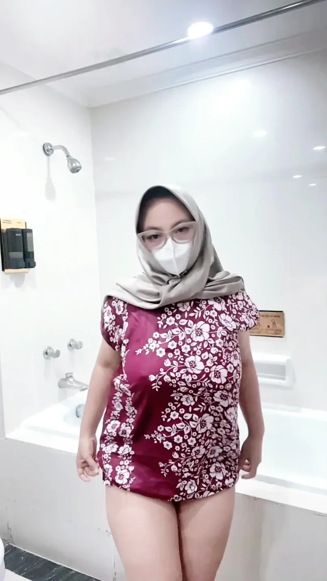 Batik elbiseli bir kızın çeşmesi