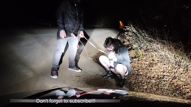 Karısı bir sürtük kölesi ve benim çişimi içiyor ve halka açık bir yolda sikimi emiyor