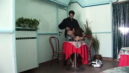 Çılgın kaltak götten büyük bir yarak alıyor