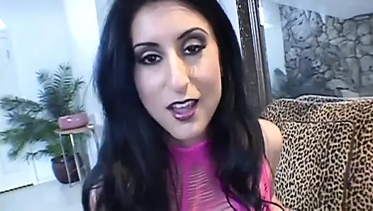 Yarak seven bir esmer için siyah ve beyaz ırklararası üçlü grup seks