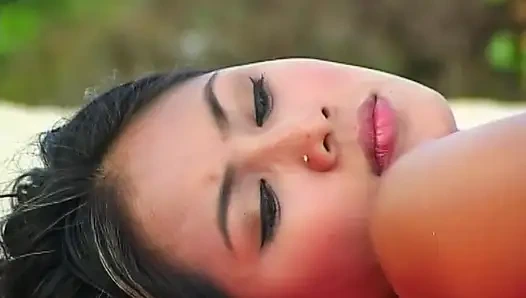 Sevimli sürtükler plajda fotoğraf çekimi yapıyor