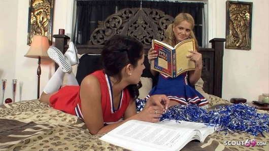 Minyon sarışın bakire kız sınıf arkadaşı tarafından yoğun orgazmla ilk kez lezbiyen seks için baştan çıkarılıyor