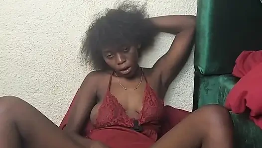 Büyük çığlıklar atarak büyük salatalıklı küçük amcığı var