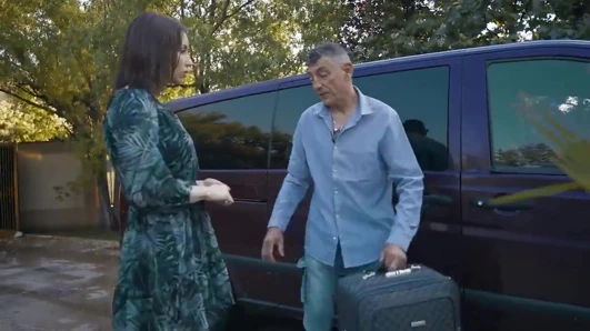 Sarışın Bomba Amcığı Sikiyor Ve Yarağı Çılgınca Gırtlağına Kadar Alıyor