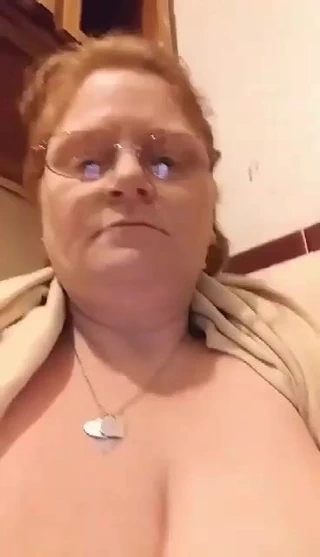 nine var büyük göğüsleri