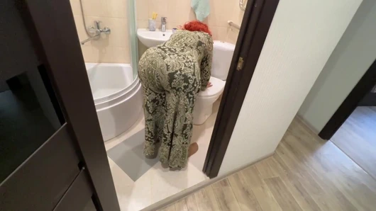 Büyük götlü orta yaşlı seksi kadın tanga içinde ev yapımı anal seks