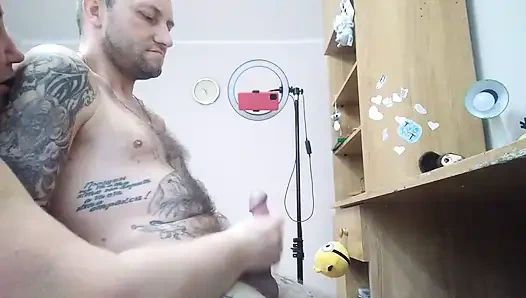 Beni mastürbasyon yaparken yakaladı ve boşalmama yardım etti