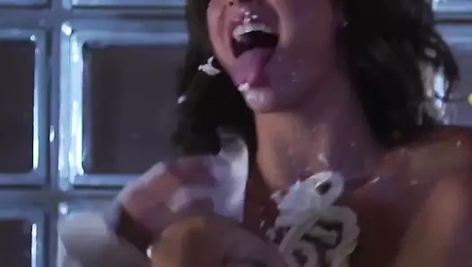 Yeme KEDİ ile krem ​​şanti sıcak puma