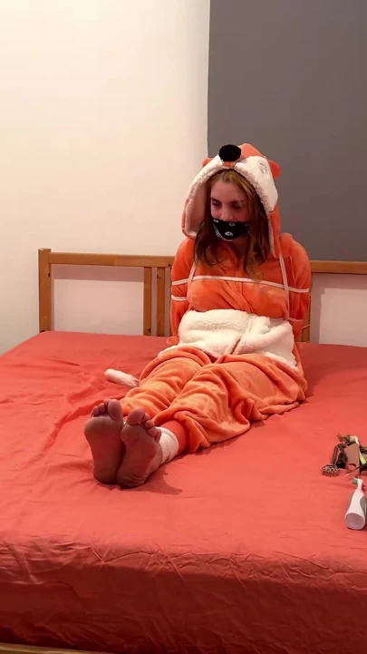 Miriam bağlı ve onesie içinde gıdıklıyor